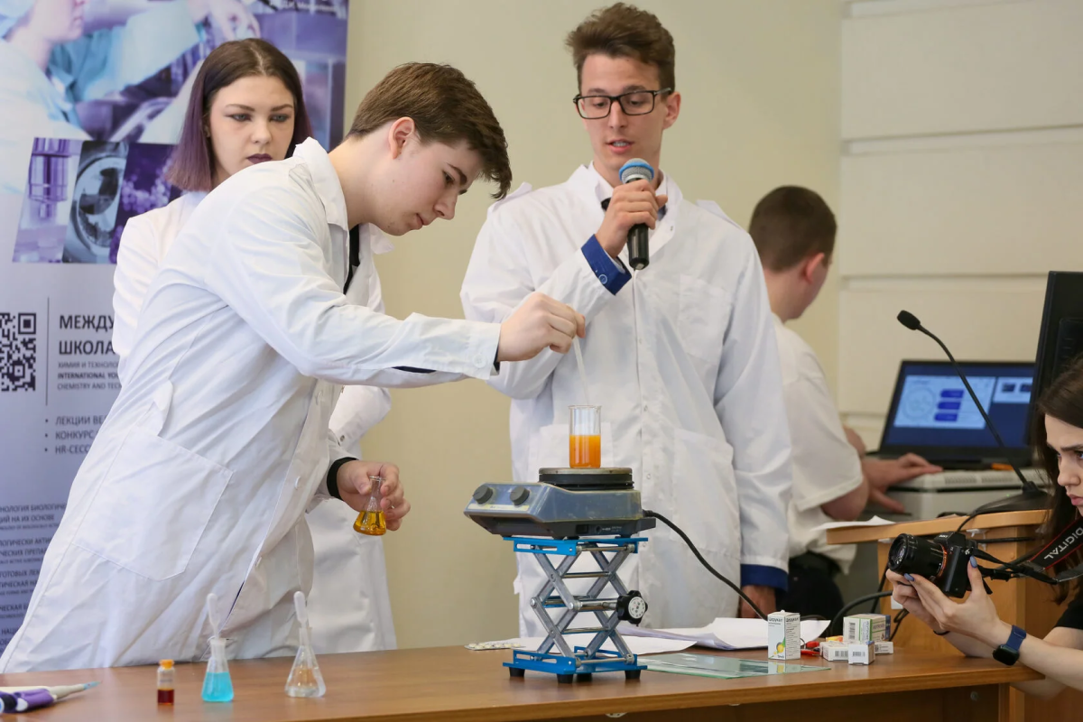 Pharmasyntez at the III Young Scientists School of the Mendeleev University of Chemical Technology of Russia