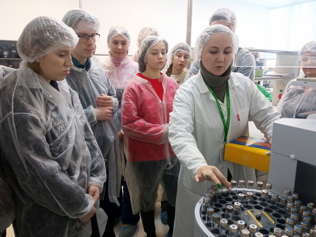 The Pharmasyntez-Tyumen plant held an excursion for the students of the Tyumen State University