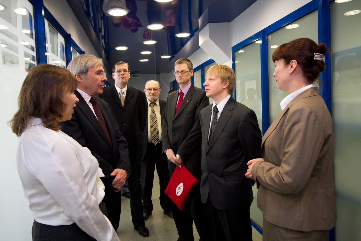 Посол Канады в России Джон Слоан посетил заводы компании «Фармасинтез» в Иркутске